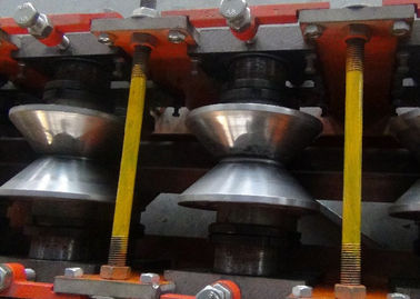 La chiglia d'acciaio del calibro leggero lamina a freddo la formazione della macchina per materiale da costruzione